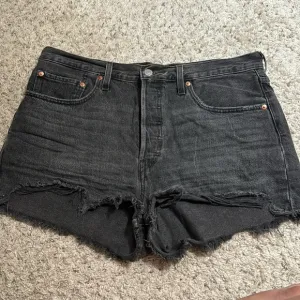 BLACK LEVIS HIGH WAISTED SHORTS