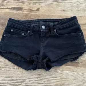 Carmar black denim short shorts 26