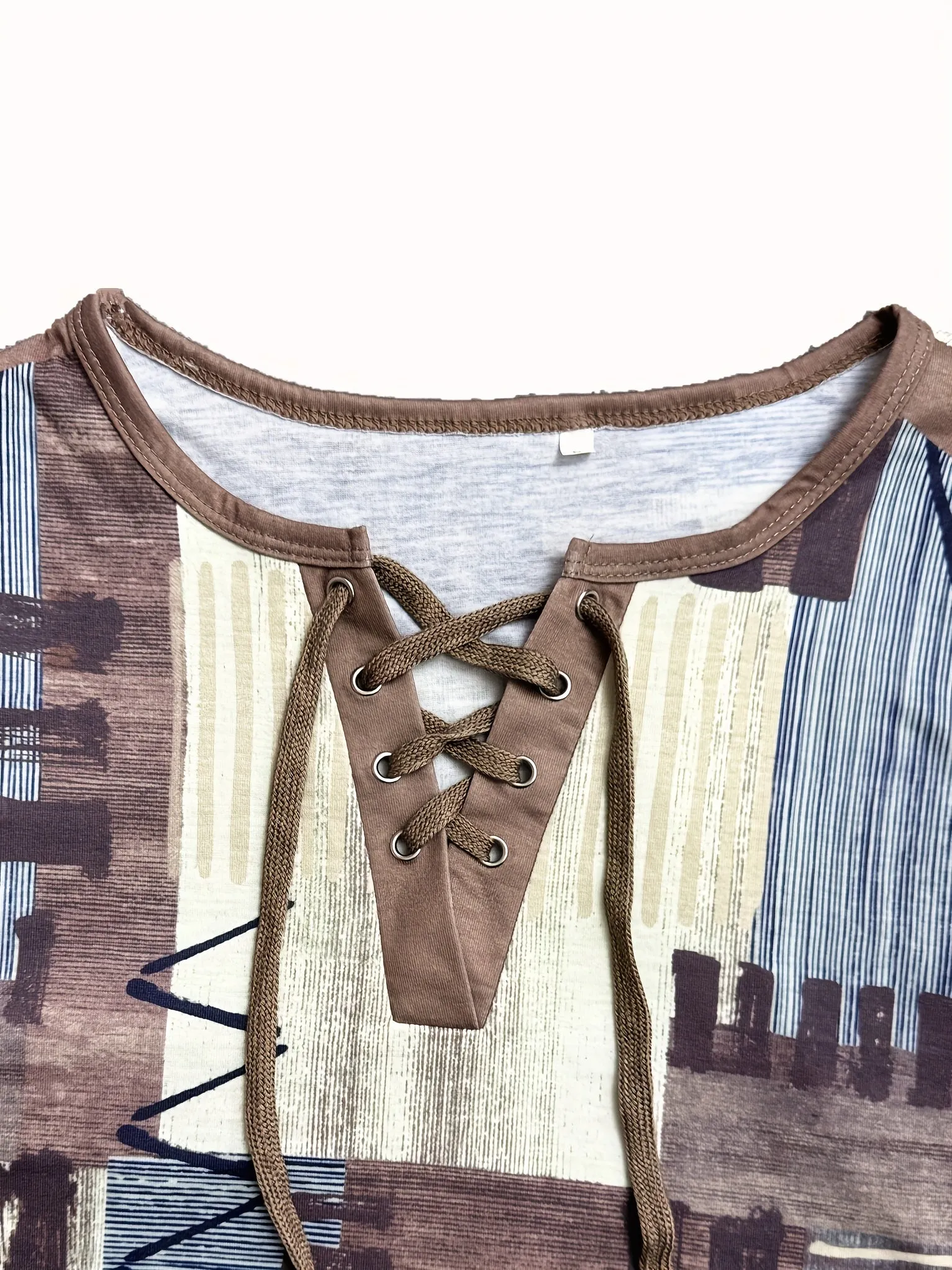 Cesarea® | Stylish V-Neck T-Shirt With Geometric Print