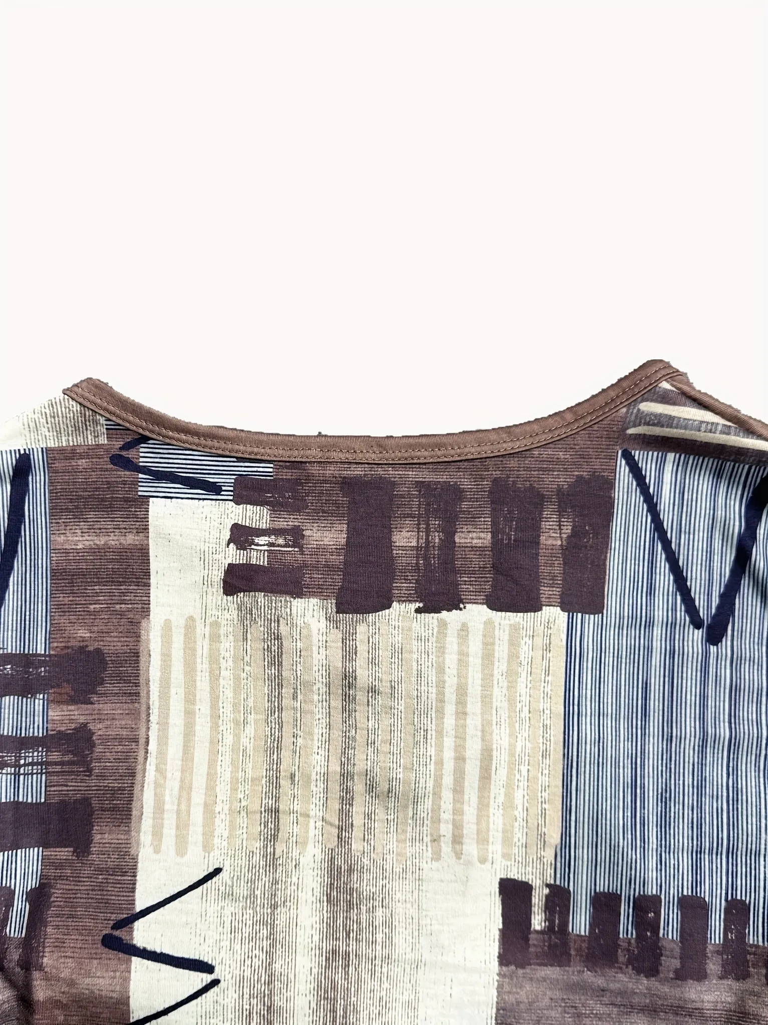 Cesarea® | Stylish V-Neck T-Shirt With Geometric Print