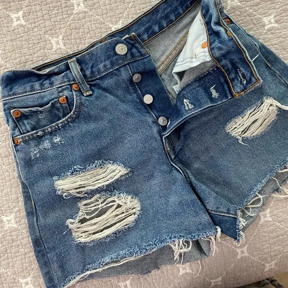 Levi’s Mid-High Waisted Distressed Shorts, W27