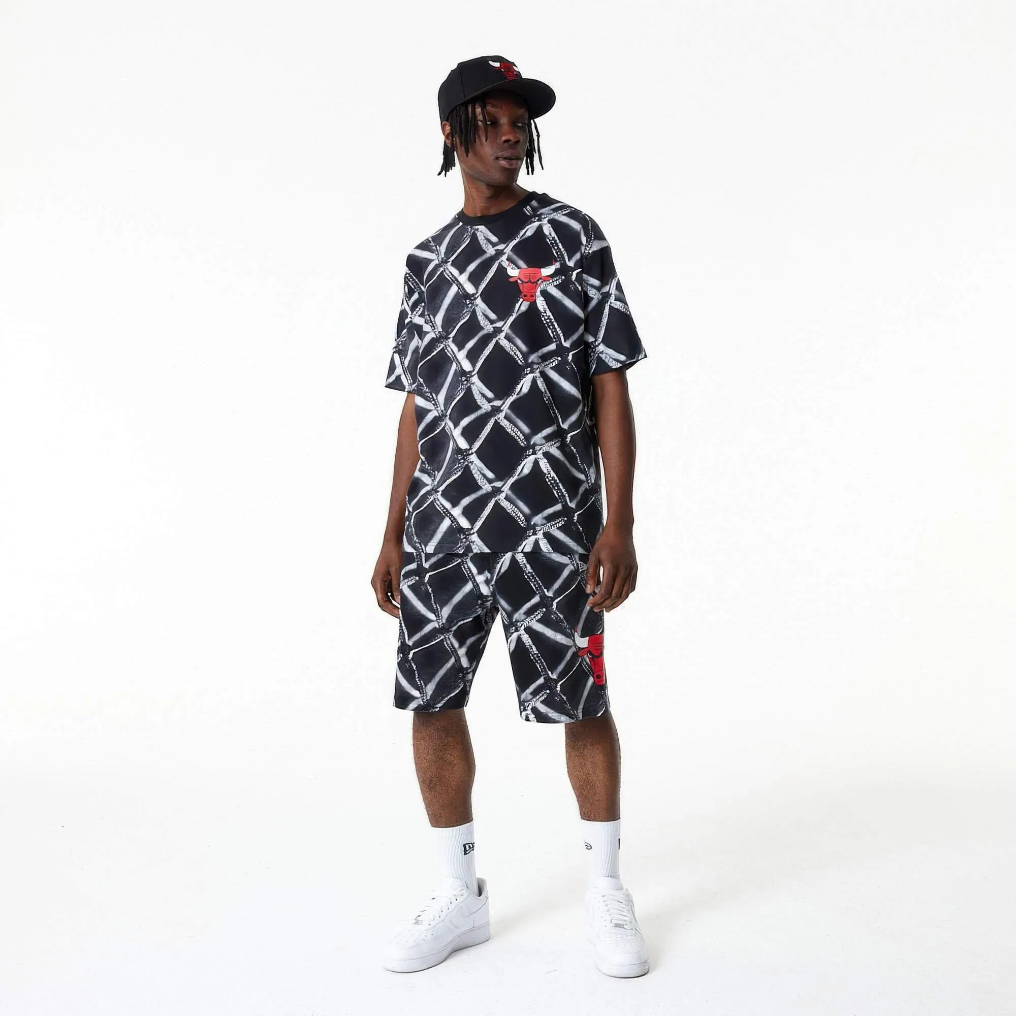 NEW ERA Chicago Bulls NBA All Over Print Black Oversized T-Shirt
