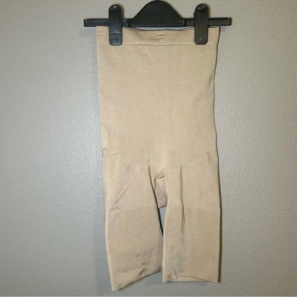 SPANX Slim Cognito Shaping Mid Thigh nude shapewear shorts women’s size small