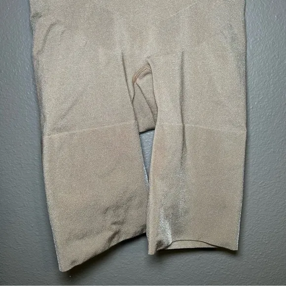 SPANX Slim Cognito Shaping Mid Thigh nude shapewear shorts women’s size small