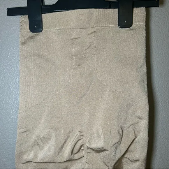 SPANX Slim Cognito Shaping Mid Thigh nude shapewear shorts women’s size small