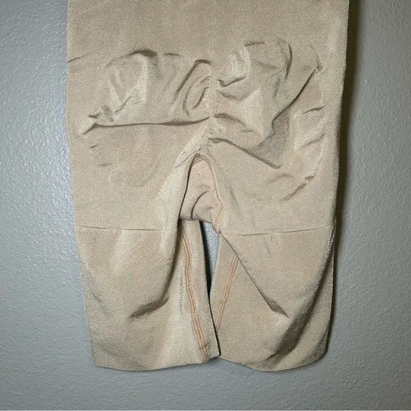 SPANX Slim Cognito Shaping Mid Thigh nude shapewear shorts women’s size small