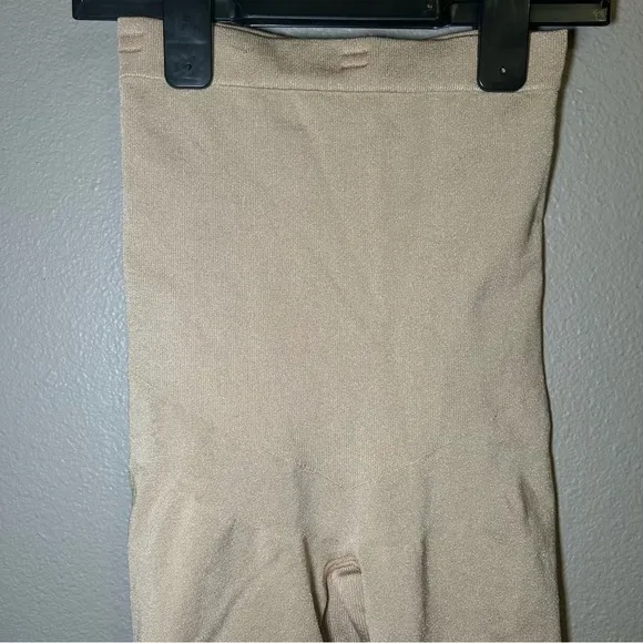 SPANX Slim Cognito Shaping Mid Thigh nude shapewear shorts women’s size small