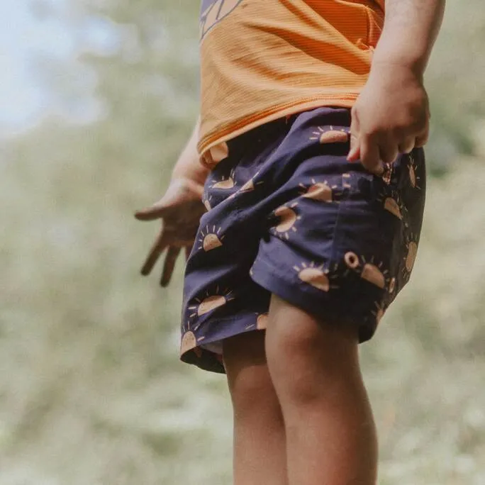 T-shirt de bain ligné à manches aux coudes, bébé || Striped bathing t-shirt with elbow-length sleeves, baby