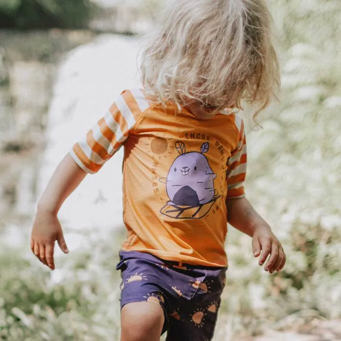 T-shirt de bain ligné à manches aux coudes, bébé || Striped bathing t-shirt with elbow-length sleeves, baby