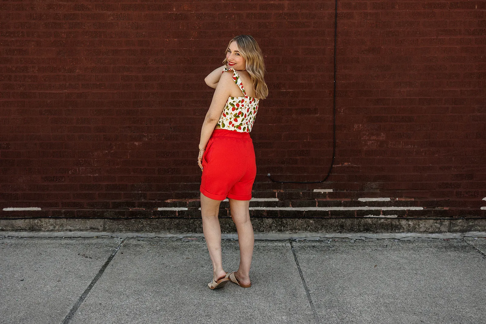 vada winter gym short in poppy red