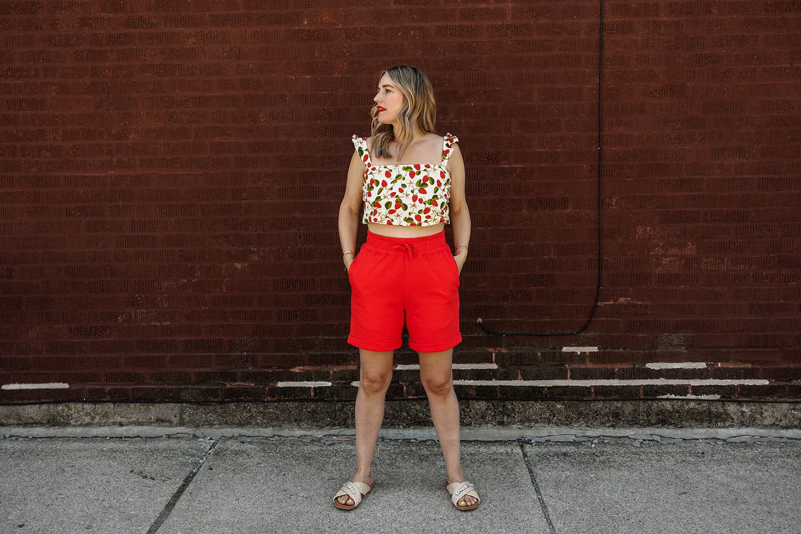 vada winter gym short in poppy red