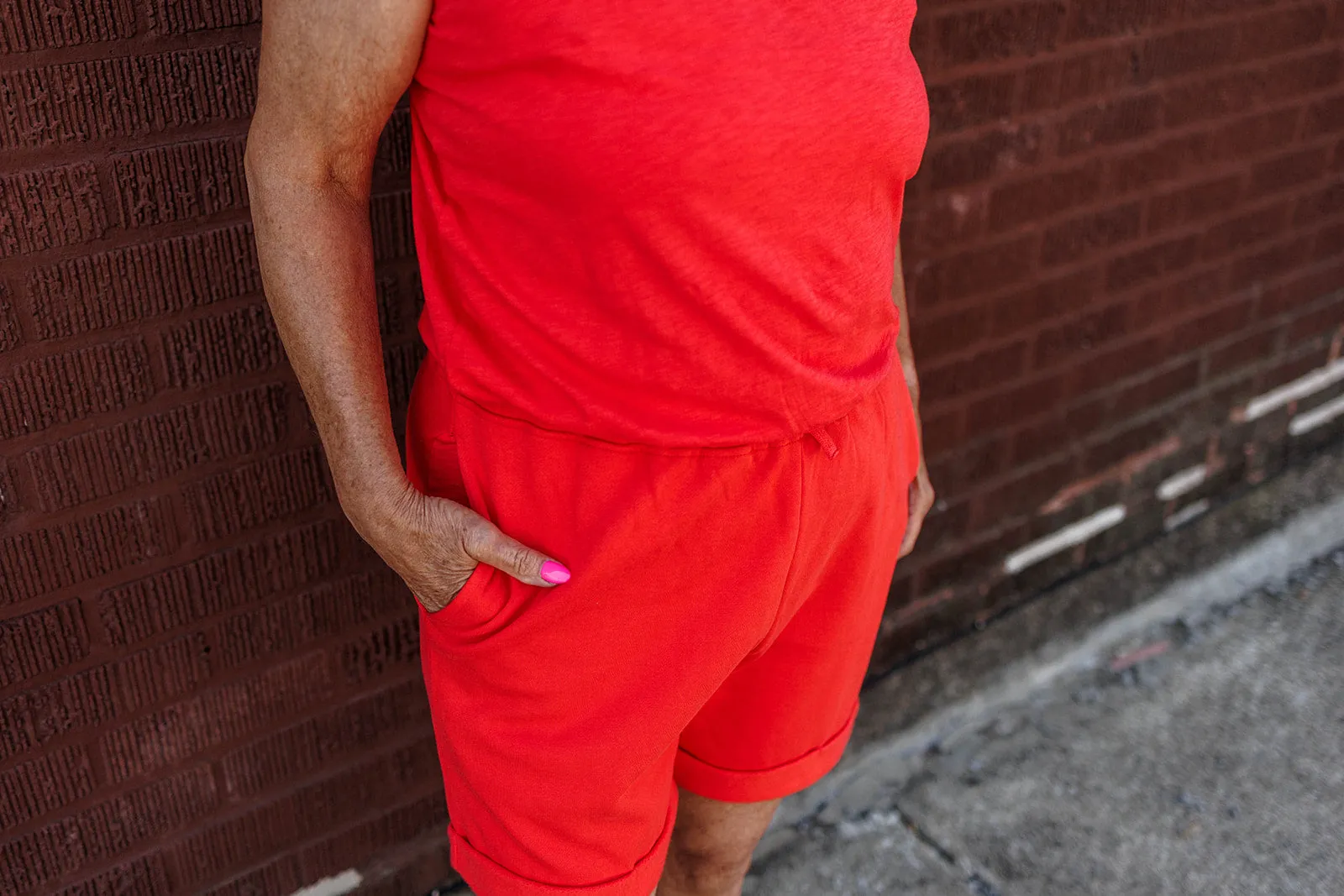 vada winter gym short in poppy red