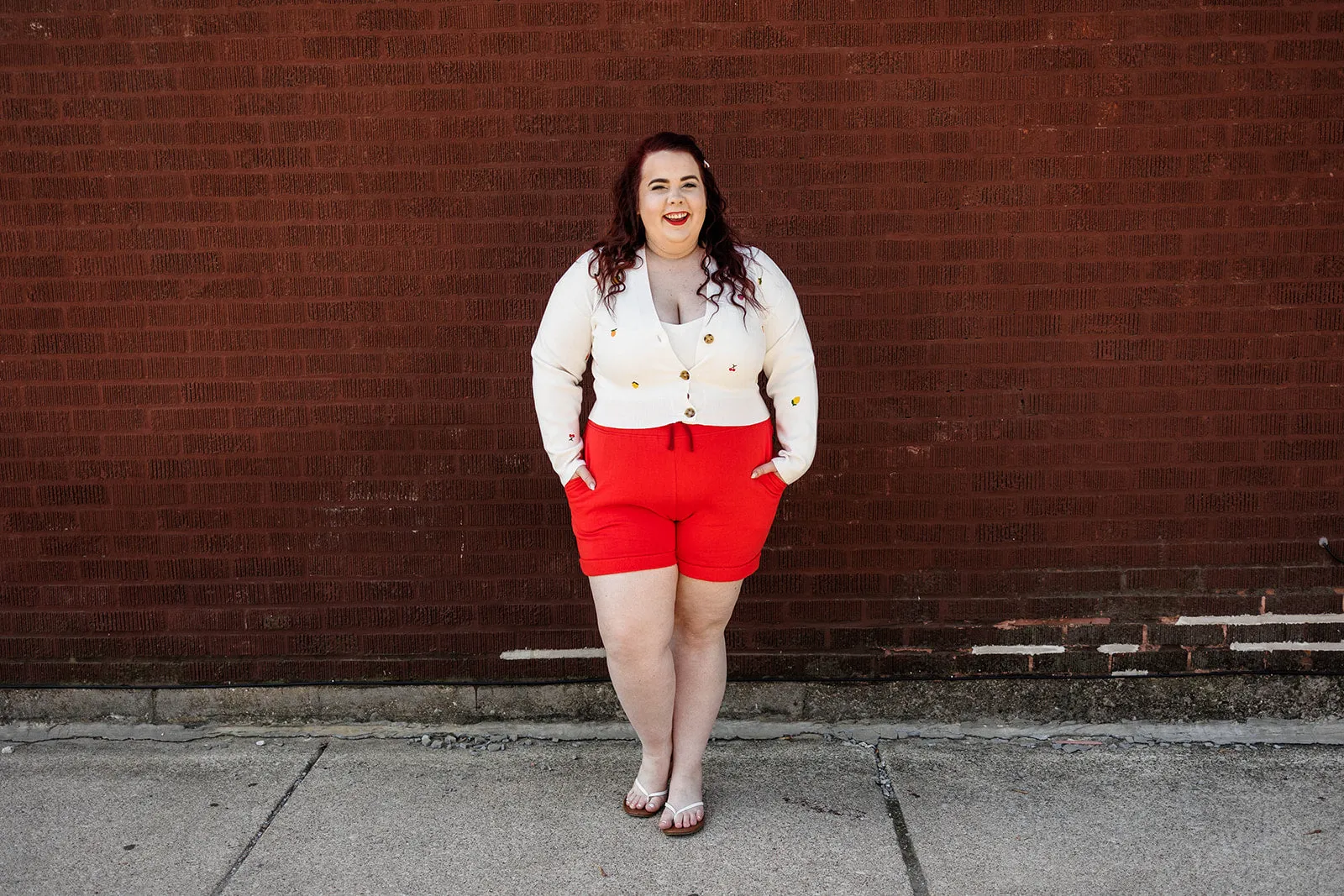 vada winter gym short in poppy red