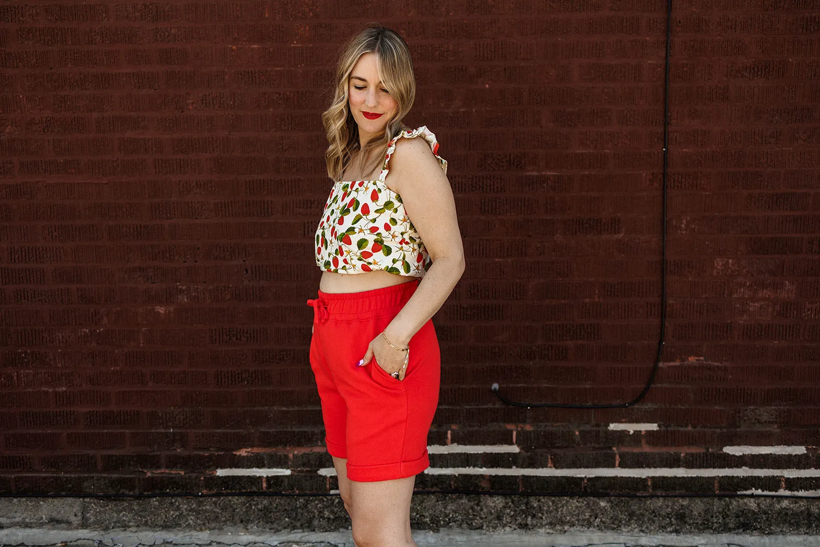 vada winter gym short in poppy red