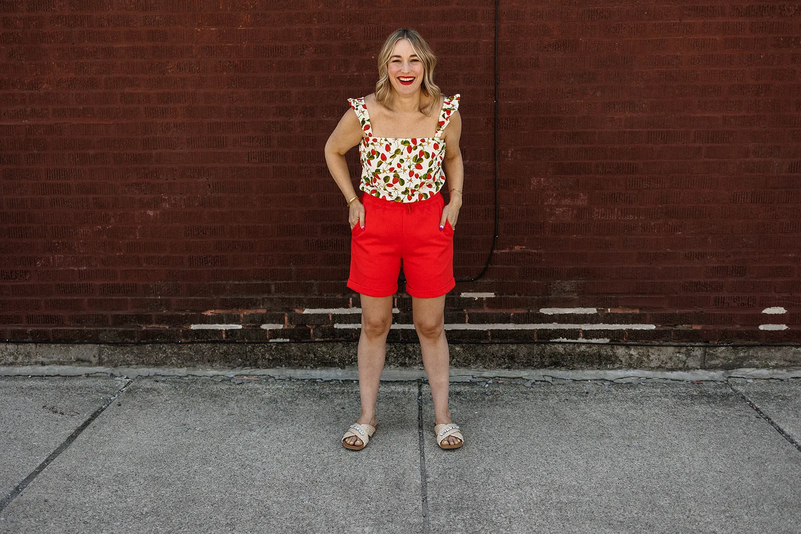 vada winter gym short in poppy red
