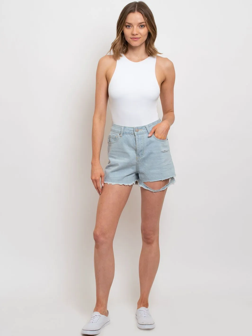 WOMEN'S LIGTH DENIM DISTRESSED SHORTS